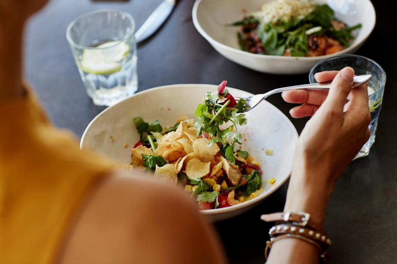 Hyatt Place Jaipur Malviya Nagar エクステリア 写真 A woman eating a salad