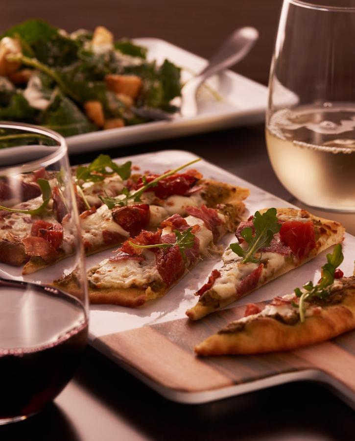 Hyatt Place Jaipur Malviya Nagar エクステリア 写真 A flatbread with prosciutto and mozzarella
